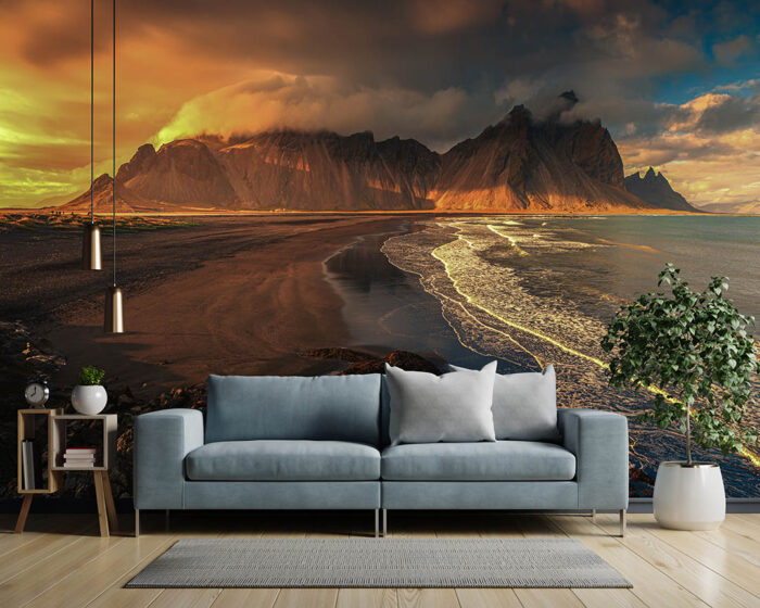 Günbatımında Dağ Manzaralı Deniz Kıyısı - Sahil poster