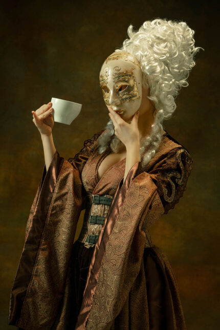 Vintage giysi içinde yüzünde maskeyle kahve içen kadın poster duvar kağıdı