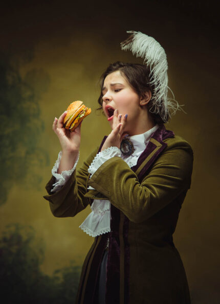 Vintage giysi içinde hamburger yiyen kadın