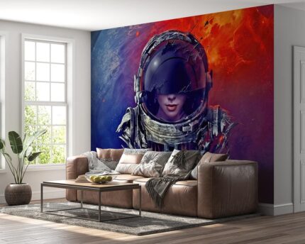 Gezegenin önünde astronot kadın